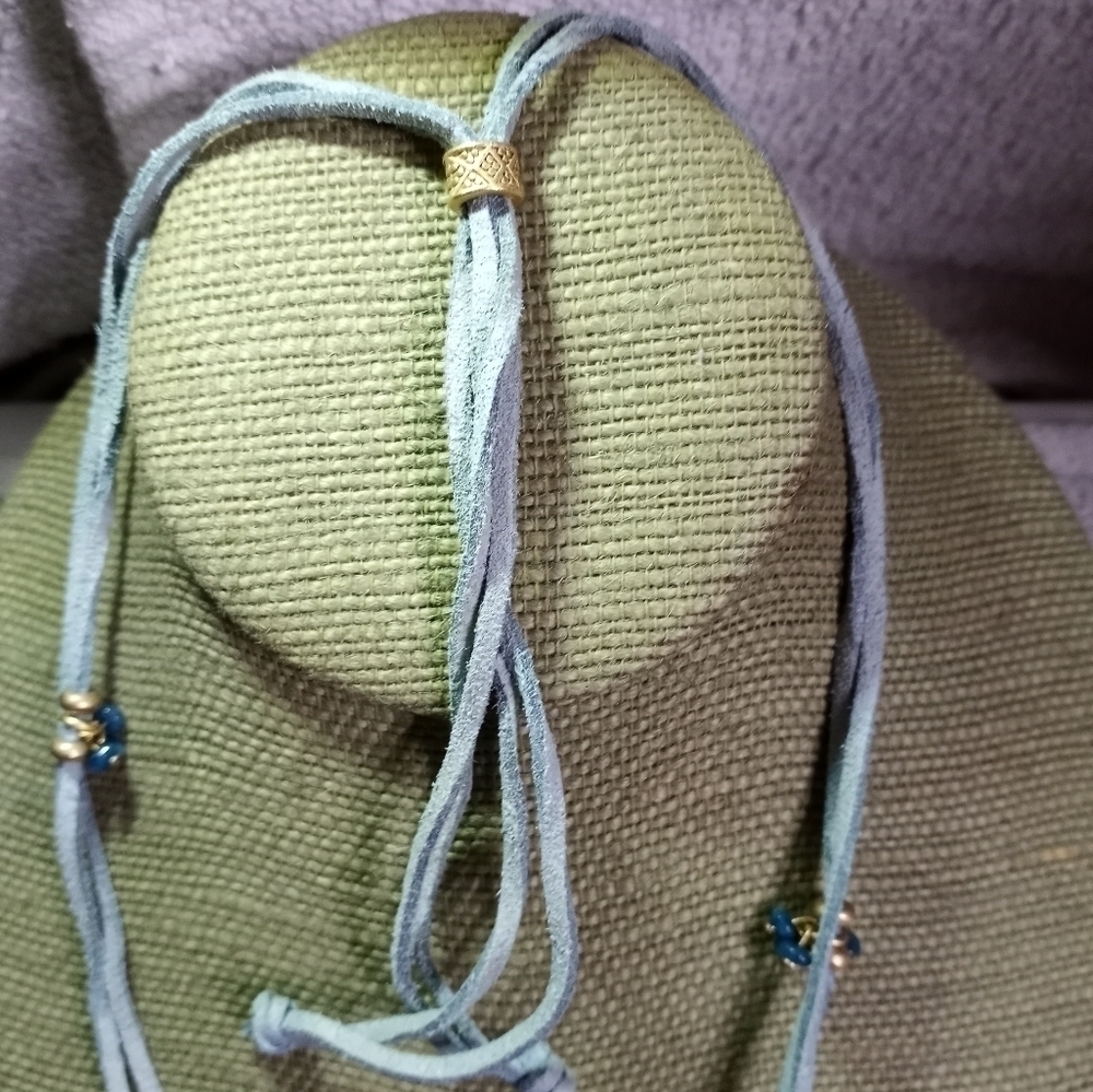 Grey leather cord decorative goldtone pendants and beads necklace - Picture 6 of 6